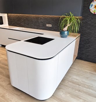 Îlot de cuisine arrondi aux formes organiques
