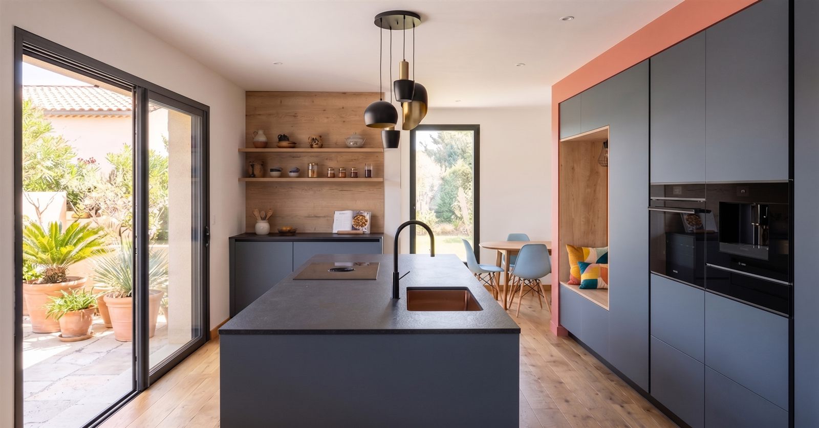 Cuisine tendance 2026 : façades bleu profond et bois clair avec îlot central